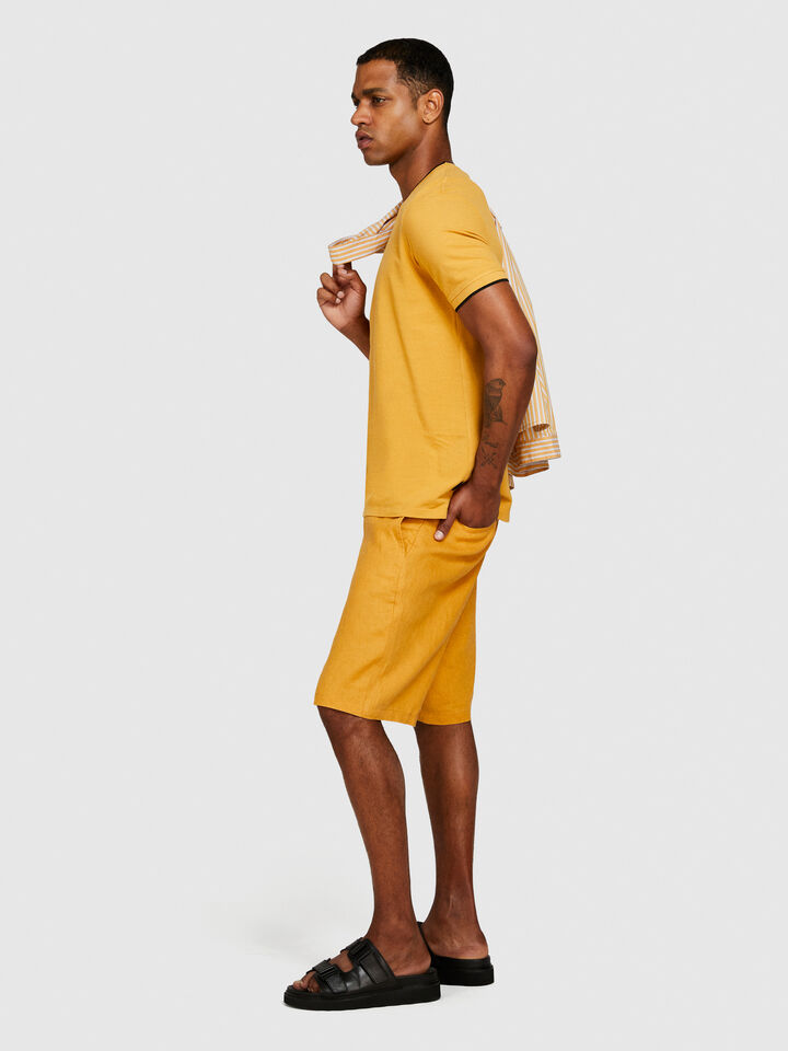 100% linen bermudas - men's shorts - Mustard | Sisley image number 2